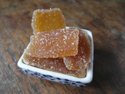 le gingembre confit dans le sucre est une friandise en Asie du sud-est